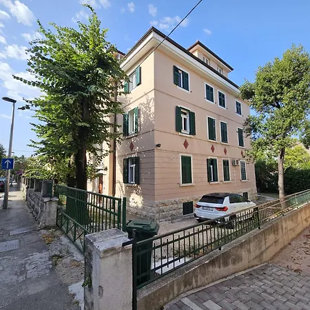 Penthouse Bavis - Brand New Luxurious 3-br - Location In The Center Next To The - Sea View - Buralux Properties *