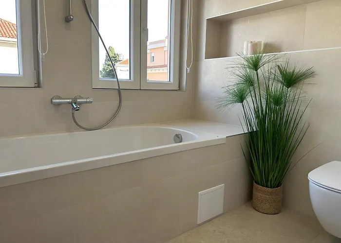 아파트 Penthouse Bavis - Brand New Luxurious 3-br - Location In The Center Next To The - Sea View - Buralux Properties