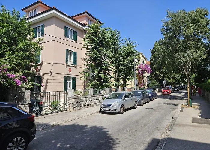 아파트 Penthouse Bavis - Brand New Luxurious 3-br - Location In The Center Next To The - Sea View - Buralux Properties *